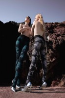 Trasparenze - Blickdichte, schwarze Strumpfhose mit wunderschönem, weißem Rosenmuster Trasparenze - Blickdichte, schwarze Strumpfhose mit wunderschönem, weißem Rosenmuster